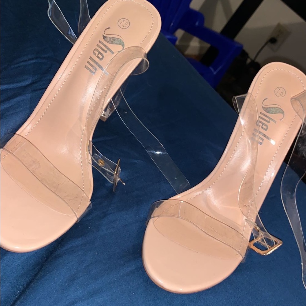 Clear straps tan heels they don’t fit me I ordered them and they didn’t fit.
